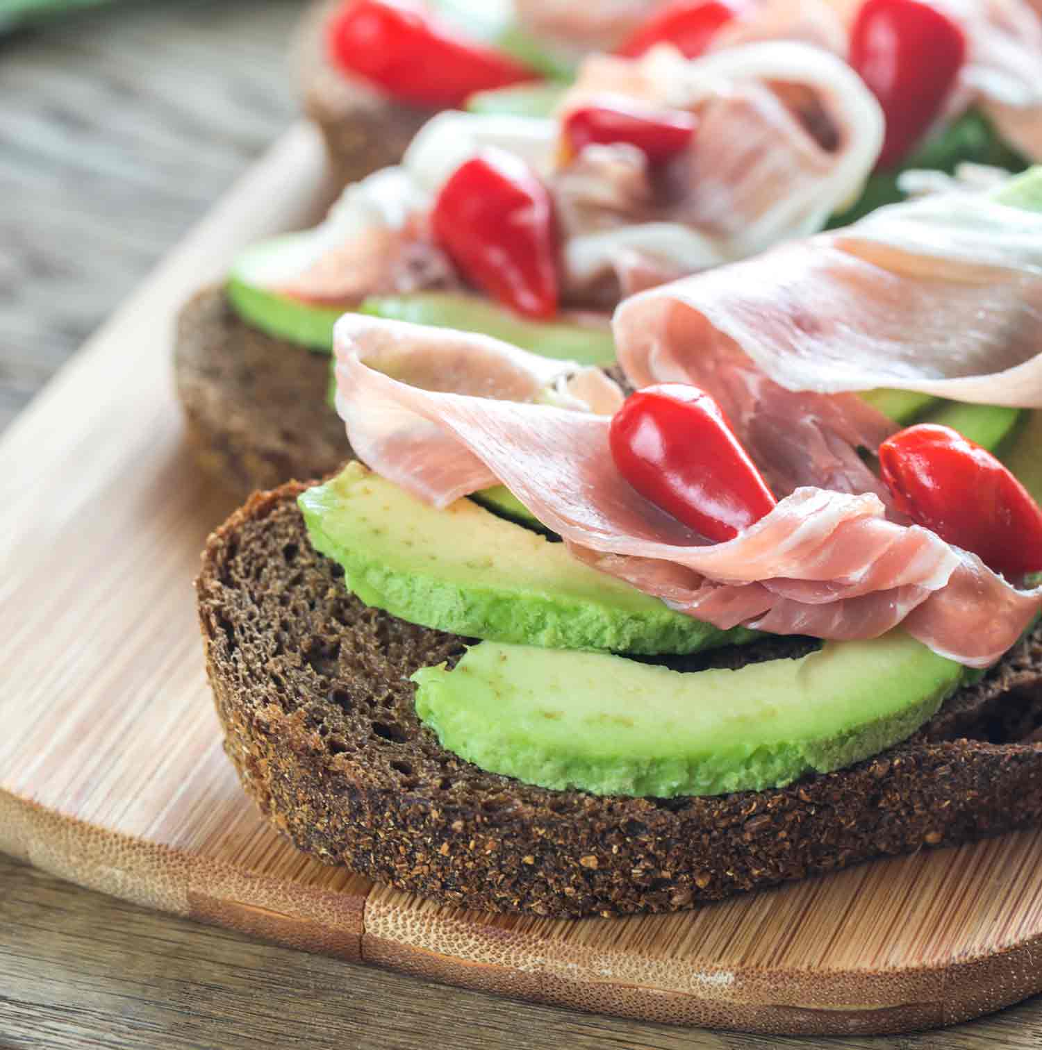 Tosta de pan integral con aguacate y jamón serrano